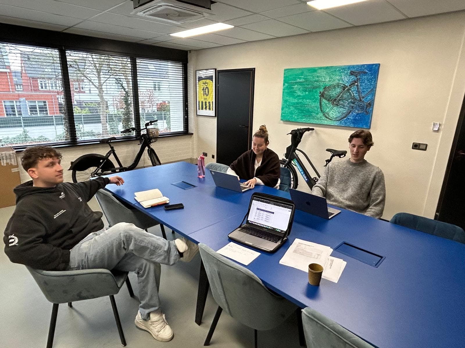 Overlegmoment tijdens de stage bij Drop Mobility